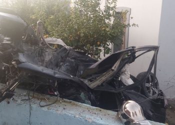 Aksident i frikshëm në Greqi, makina përfundon në oborrin e shtëpisë, dy të vdekur (FOTO)