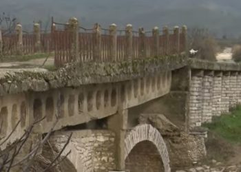 Ura në Dropull rrezikon shembjen, kryetari i fshatit: Kemi 10 vite që ankohemi, por asnjë masë nuk është marrë (VIDEO)
