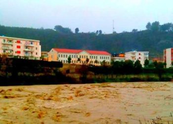 Moti i keq “mbërthen” edhe jugun, shumë zona pa energji elektrike, Vjosa mbahet në monitorim