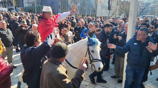 Protestuesi me kalë para Parlamentit: Largohu Edi Rama, boll ke ndenj kryeministër