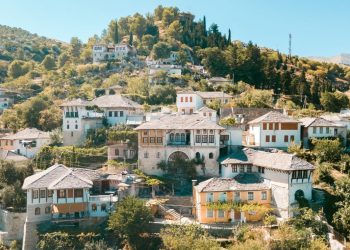 “Toka e shqiponjave”, gazeta më e madhe italiane promovon Shqipërinë