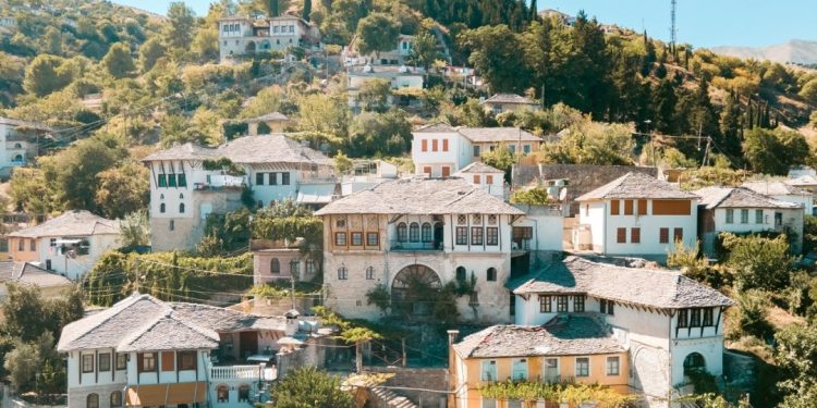 “Toka e shqiponjave”, gazeta më e madhe italiane promovon Shqipërinë