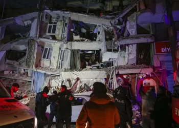 “O Zot!” Momentet e lëkundjeve të tërmetit në Turqi, ndërtesat shemben në pak sekonda (VIDEO)