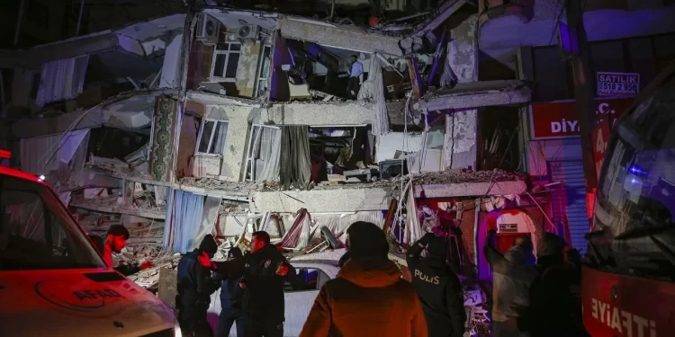 “O Zot!” Momentet e lëkundjeve të tërmetit në Turqi, ndërtesat shemben në pak sekonda (VIDEO)