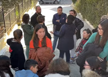 Historia që po tmerron Sarandën, nxënësi me pistoletë mban peng klasën dhe mësuesen