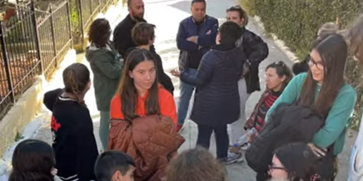 Historia që po tmerron Sarandën, nxënësi me pistoletë mban peng klasën dhe mësuesen