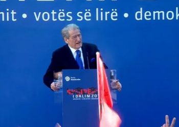 Berisha shfrenon fantazinë: Rama ka fshehur tanke në tunelet e Surrelit