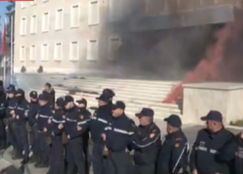 Mbyllet protesta e opozitës, tym e flakë para Kryeministrisë (FOTO)