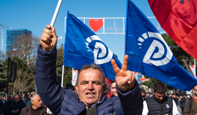 Pinjollët e Enver Hoxhës, që kërkojnë sot revolucion