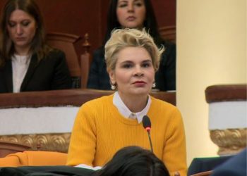 “Në ato maja rripa rripa, njëherë ma hipe, njëherë ta hipa…”, Kryemadhi: Kur ia hiqni opozitës fjalën ngelet t’i thyejmë karriget kokës njëri-tjetrit