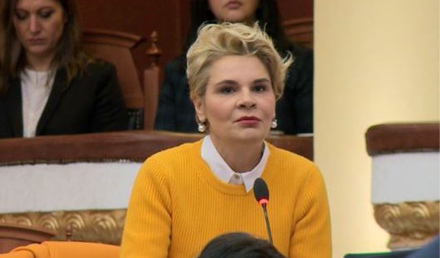 “Në ato maja rripa rripa, njëherë ma hipe, njëherë ta hipa…”, Kryemadhi: Kur ia hiqni opozitës fjalën ngelet t’i thyejmë karriget kokës njëri-tjetrit