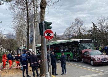 Aksident i frikshëm në Tiranë, disa makina përplasen me autobusin, ka të plagosur (VIDEO)