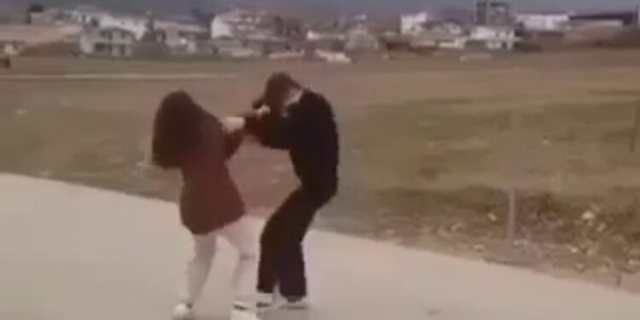 Tjetër rast i rëndë dhune në shkolla, vajzet përleshen me njëra-tjetrën (VIDEO)