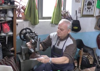Njihuni me Panon, këpucari që jeton me zanatin e tij prej gjysmë shekulli (VIDEO)