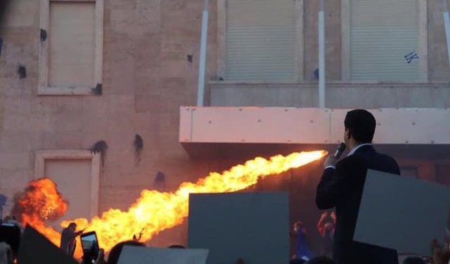 Artan Hoxha: Eh mor Lul Basha, sa i dhunshëm paske qenë! Po na merr malli edhe për protestat e tua me molotov