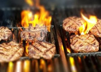 Në arrest shtëpie për drogë, shqiptari ja shtron me miqtë mish dhe kokainë në taracën e shtëpisë