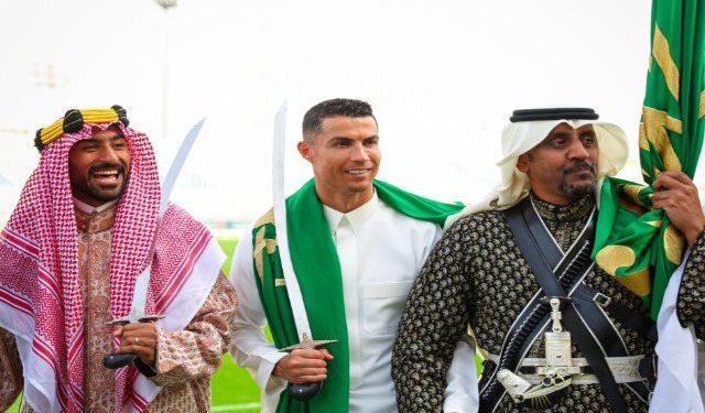 Ronaldo feston 300 vjetorin e Arabisë me shpatë në dorë