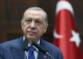 Tërmeti “gjunjëzon” Turqinë, Erdogan: Erdogan: Jemi pranë qytetarëve!