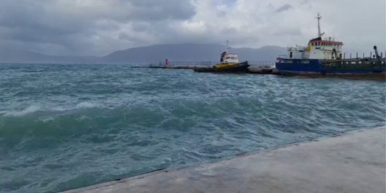 Moti i keq, pezullohet lundrimi në det