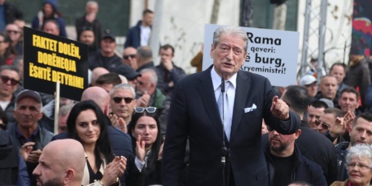 Berisha: Nëse më 3 mars nuk na jepet vula, do hyjmë me dhunë në Parlament dhe do marshojmë në Surrel