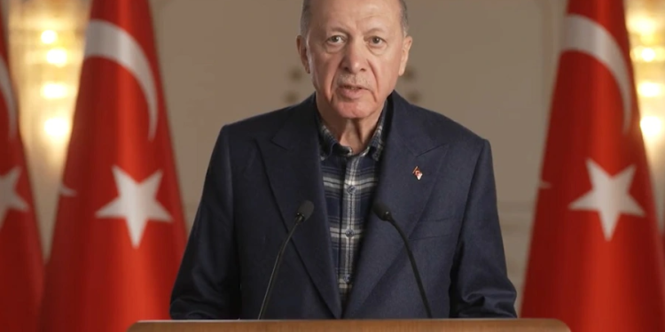 Erdogan: Mbi 8,000 njerëz u nxorën të gjallë nga rrënojat