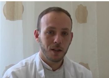 Mjeku i ri largohet nga Selaniku për të punuar në Gjirokastër: Vendi ka filluar të lëvizë në drejtimin e duhur. Gjërat nuk janë aq keq sa duken (VIDEO)