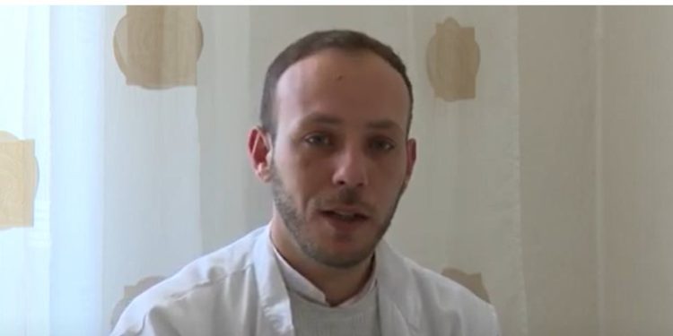 Mjeku i ri largohet nga Selaniku për të punuar në Gjirokastër: Vendi ka filluar të lëvizë në drejtimin e duhur. Gjërat nuk janë aq keq sa duken (VIDEO)