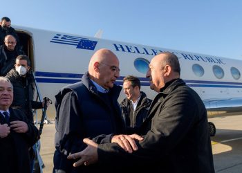 Tërmeti pajton Greqinë me Turqinë. Ministri i jashtëm grek shkon në Adana, homologu e pret me përqafime