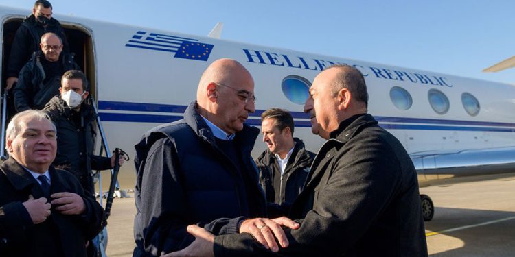 Tërmeti pajton Greqinë me Turqinë. Ministri i jashtëm grek shkon në Adana, homologu e pret me përqafime