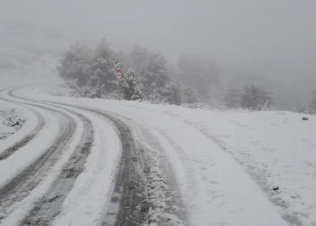 I ftohti “mbërthen” Shqipërinë, bllokime rrugësh dhe mungesë e energjisë elektrike