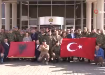 Përfundon operacioni i kërkimit në rrënoja, skuadrat shqiptare përcillen me duartrokitje (VIDEO)