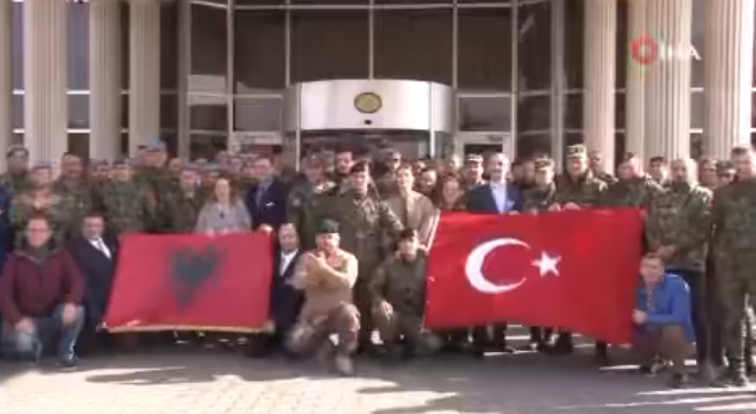 Përfundon operacioni i kërkimit në rrënoja, skuadrat shqiptare përcillen me duartrokitje (VIDEO)