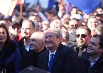 Gazetari: Njerëzit u thirrën për revolucion, Berisha i tradhtoi dhe i katandisi për xhiro në Tiranë