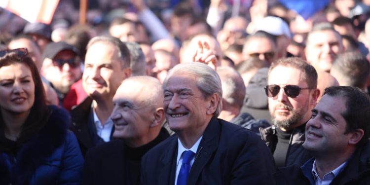 Gazetari: Njerëzit u thirrën për revolucion, Berisha i tradhtoi dhe i katandisi për xhiro në Tiranë