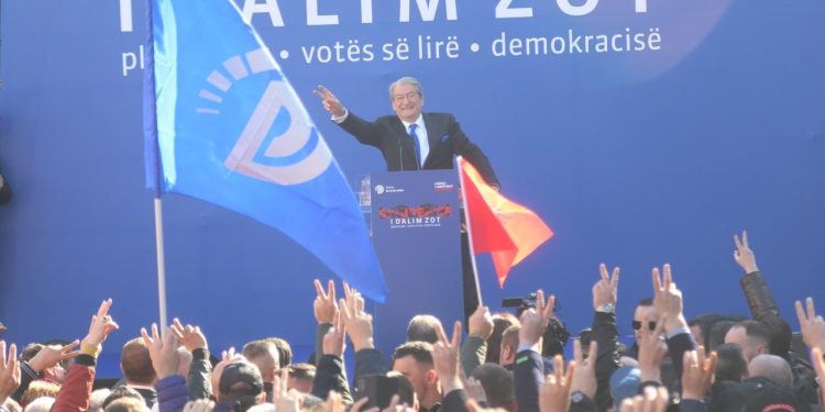 Sali Berisha në protestë: Sapo ka nisur revolucioni demokratik!