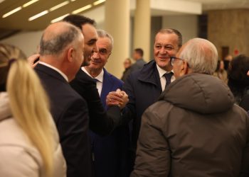 Belind Këlliçi shtrëngon duart me Afrim Qëndron (FOTO)