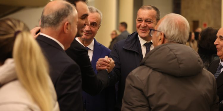 Belind Këlliçi shtrëngon duart me Afrim Qëndron (FOTO)