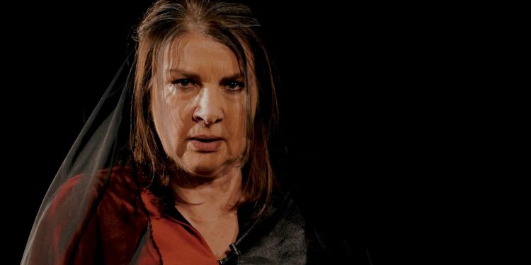 Rajmonda Bulku si ‘Nëna Shqipëri’, për të frymëzuar protestuesit: Koha ju thërret! (VIDEO)