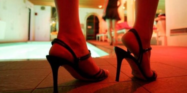 Shoqja nxjerr vajzën nga ferri i prostitucionit, policisë i ikën tutori (Historia)