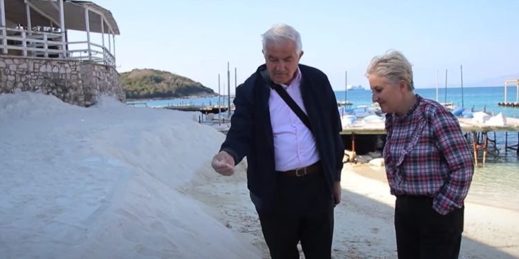 Babëzia për shezlonge në Ksamil, plazhi mbushet me rërë gëlqerore për të zgjeruar sipërfaqen. Ja cili është rreziku për shëndetin (VIDEO)