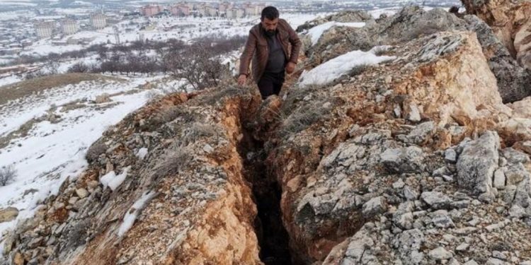 Skena e tmerrshme në Turqi, tërmeti ndan malin në dysh