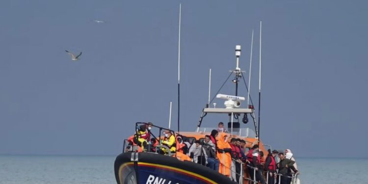 Shqiptarët në shënjestër, Britania nis të hënën operacioni i ri për largimin e tyre të menjëhershëm