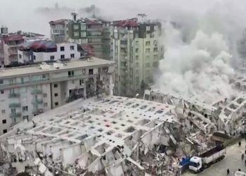 Tërmeti katastrofik në Turqi, shiu dhe dëbora pengojnë misionin e shpëtimit