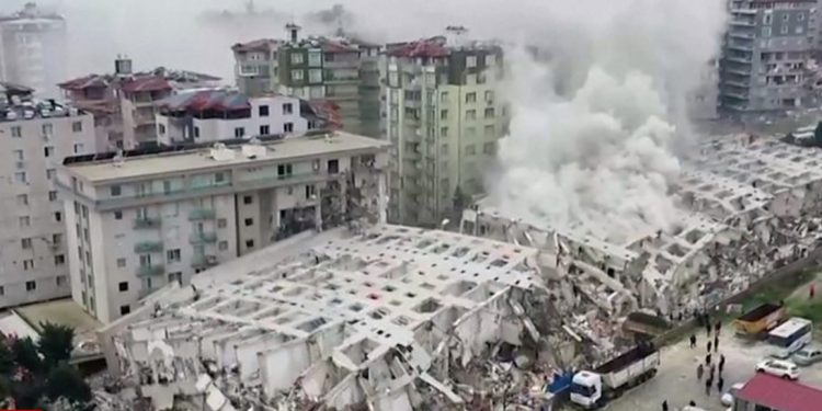 Tërmeti katastrofik në Turqi, shiu dhe dëbora pengojnë misionin e shpëtimit