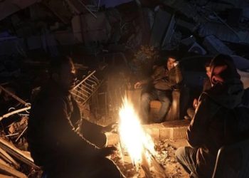 “Fëmijët po ngrijnë nga i ftohti”, të mbijetuarit e tërmetit rrëfejnë kushtet e vështira