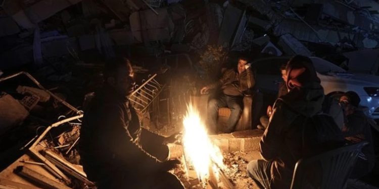 “Fëmijët po ngrijnë nga i ftohti”, të mbijetuarit e tërmetit rrëfejnë kushtet e vështira