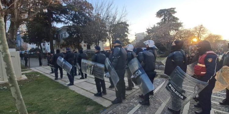 Protesta e opozitës, 1 mijë policë sot para Kuvendit