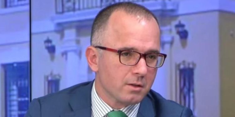 Gazetari i “ngrin buzëqeshjen” Adrian Gurmës: Klosi ka gjetur një kandidat tjetër për Sarandën (VIDEO)