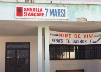 Nxënësit në Tepelenë “ngrijnë” së ftohti, kaldaja e shkollës nuk punon prej një viti (VIDEO)