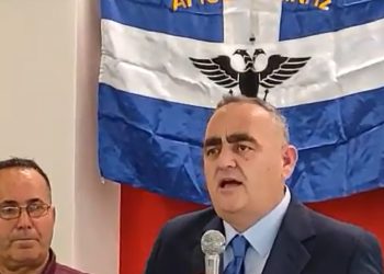 Kandidati i opozitës për Himarën kërkon vota në Greqi me flamurin e Vorio Epirit (VIDEO)